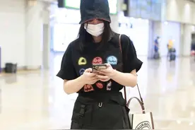 柳岩一身黑色现身机场，包裹严实很难认出，戴着帽子不热吗？图片