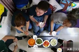 3人挤20㎡，卧室塞马桶，头顶内衣裤，姐弟睡一起，换衣难避嫌图片