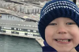 小男孩为救妹妹勇斗恶犬！超级英雄现身送上惊喜，忍痛笑惹哭网友图片