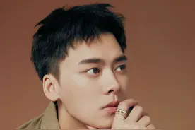 李易峰短发搭配廓形西装、印花毛衣，英伦风很适合图片