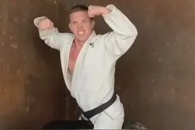 俄罗斯男子与棕熊打架，还骑到它的背上秀肌肉，引来网友一片骂声图片