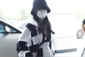 赵丽颖现身北京，卫衣搭配牛仔短裤，纤细的肌肉腿太抢镜了图片