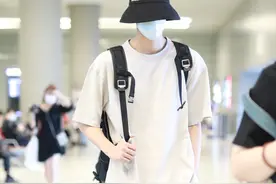 宋威龙现身机场，从模特跨界变身演员，颜值身材并存图片