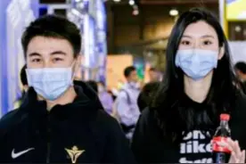 何猷君奚梦瑶吵架风波后首露面！同穿黑色卫衣拿玩偶，牵手秀恩爱图片