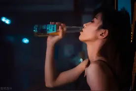 女人有了婚外情，隐藏再好也会露出马脚，从这2个细节就能看出来图片