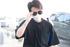 德云男孩对大牌情有独钟 孟鹤堂穿上万运动裤，帅到掉渣啦图片