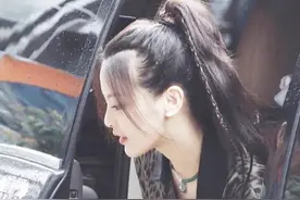 杨超越下车照被疯传，当她伸腿那一刻，这身材太好了！图片