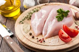 鸡的营养对比：小公鸡与老母鸡、乌鸡与普通鸡？营养师一文说清楚图片