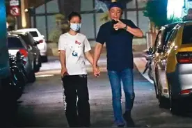 感情生变？霍建华夫妇街头大吵被拍，林心如甩开老公的手离去图片