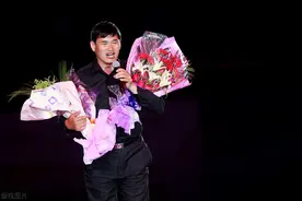 大衣哥朱之文被人叫老师，他能不能被称为歌唱家呢？图片