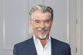 布鲁斯南剃掉胡子年轻10岁，围浴巾逛沙滩，戴上墨镜邦德再现图片