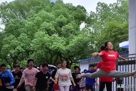 考完了，“一字马”女孩火了！网友：开心到劈叉图片