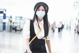 苏杉杉风味黑白搭真好看！白衬衫+黑色背带裙+马丁靴，青春又活力图片