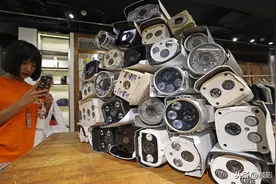 拥粉400万大四学生办毕业展，上百废弃摄像头变艺术作品图片