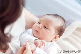 被爷爷亲了一口，宝宝再也没醒过来，千万别让这几种人随便亲孩子图片