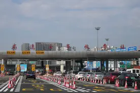高速收费站“怪现象”，ETC空无一车，人工收费却排起长队图片