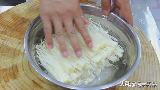 金针菇怎么做成凉菜？大厨简单操作，特别下酒，几下就能做好