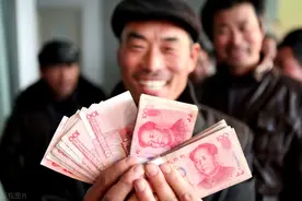 法律规定明确了，农民工工资要和公务员一样，按月足额发放图片