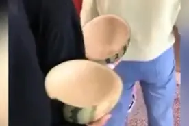 云南女大学生拿西瓜皮到食堂打饭，食堂阿姨笑到手都“不抖了”图片