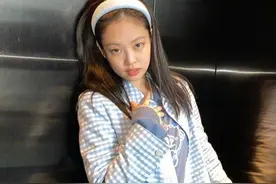 人间香奈儿Jennie又晒穿搭，一身蓝色系配白色长袜，时尚感满满图片