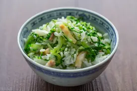 安徽夫妻在上海卖菜饭，14块钱一份有3个狮子头，免费吃饭喝汤图片