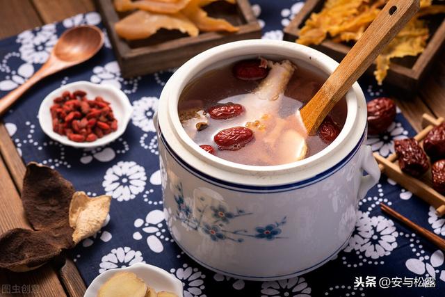 花胶炖鸡爪功效与作用 2026年花胶炖鸡爪功效与作用是什么 花胶炖鸡爪功效与作用 2026年花胶炖鸡爪功效与作用是什么