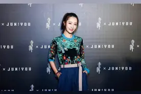 白冰不愧是“京城四美”，高级上衣混搭休闲阔腿裤，全靠颜值在撑图片