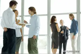 灯红酒绿迷人眼，社会复杂人心险；只有千锤百炼，才能成为好钢图片