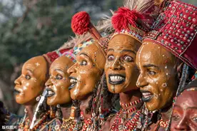 非洲神秘部落仍保留母系社会，男人沦落到选美取悦女人图片