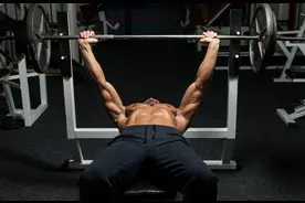 Max丨杠铃卧推，十分刻意的控制“推起速度”，胸肌增长的更快吗图片