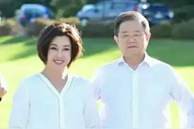 刘晓庆随78岁老公亮相，穿白衬衫配阔腿裤高级减龄，不像64岁图片