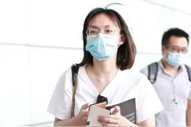 文淇戴眼镜满满学生气息，白色简约穿搭清新范十足图片