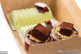 武汉街头，外卖小哥边吃蛋糕边抹泪，坏单了吗？真相太暖心，看哭图片