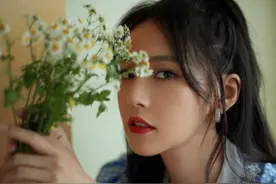 张佳宁最新造型超吸睛，蓝白波点连衣长裙优雅复古，美得不敢认图片