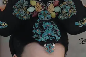 如懿传｜太后的旗头发饰：点翠花纹额饰、玉石蝴蝶、玉石耳环图片