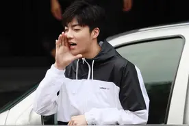 陈立农现身湖南卫视活动，浅浅的笑容真的很甜，奶白奶白的图片