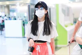 阚清子白T+橙色运动裤清爽街拍，青春洋溢，果然还是那个时髦女郎图片