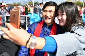 朱之文“大衣哥离婚，包养女大学生”的谣言被传播，真相是什么？图片