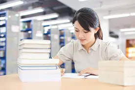 初中后孩子成绩越管越差？教育专家提醒：家长要学会从陪伴到放手图片