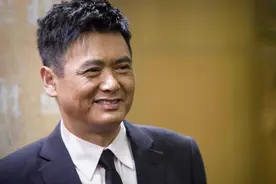 周润发气场有多强：台上抛出一个眼神，让主持人说话都有些结巴了图片