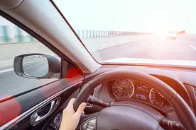 基层公务员开30万的车高调吗？网友：哪来这么多钱？图片