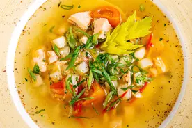 日本料理-味噌汤、营养白肉胡萝卜汤、乌冬面俄罗斯传统鱼汤图片