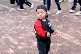 弟弟接姐姐放学，姐姐“绕道而行”，弟弟发现姐姐后的举动太暖心图片