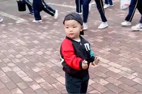 弟弟接姐姐放学，姐姐“绕道而行”，弟弟发现姐姐后的举动太暖心图片