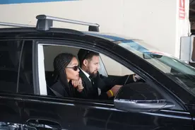 克莱-汤普森出席科比追思会，结束后携女友驾车驶离图片