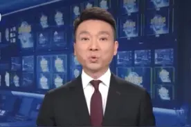 康辉《新闻联播》口播20多分钟，累到唇发白咽口水，被赞专业强图片