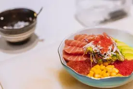 今天加班的时候点了一份外卖，寿喜牛肉饭！整个编辑部都沦陷了！图片