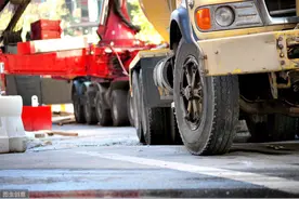 4名货车司机高速应急道上“组团”睡觉，民警挨个敲车门将其喊醒图片