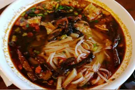 出口量暴涨的螺蛳粉，为什么臭气熏天，还备受年轻人喜爱呢？图片