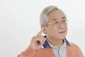 失智老人吵闹、捣蛋，怎么办？让老人体面安静老去，是我们的责任图片